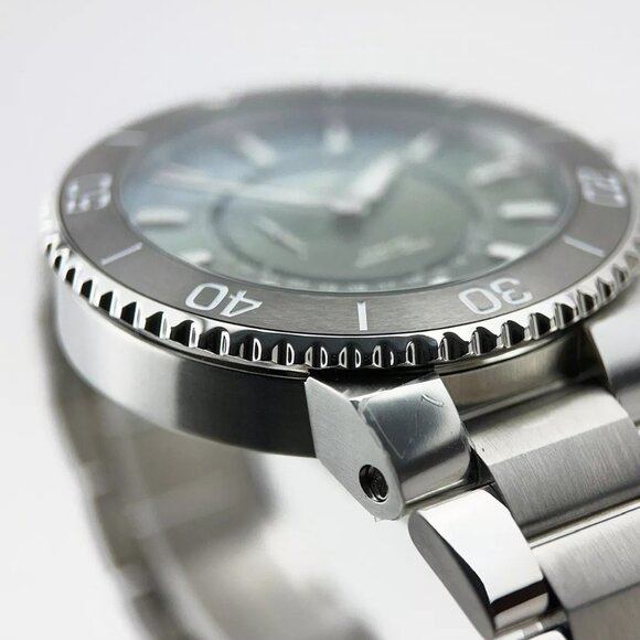 Oris Aquis Dat Watt LE Stainless Steel 43.5mm Automatic Men’s Watch 7734 - Picture 3 of 10